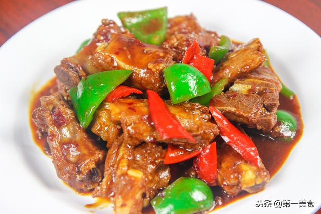 烹饪红烧排骨的视频教程，一道家常美食的烹饪过程